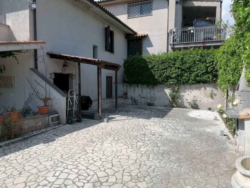 Cortile interno - Trilocale via Peppino Impastato, 24, Fara in Sabina - foto 1