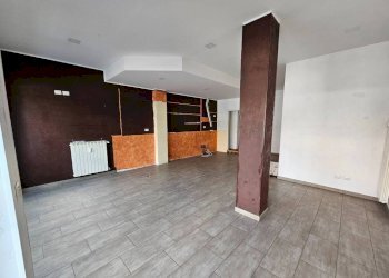 Interno non residenziale - Negozio via Fratelli Rosselli, 1, Varese (zona Bobbiate) - foto 4