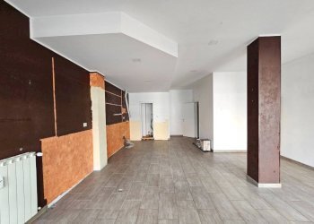 Interno non residenziale - Negozio via Fratelli Rosselli, 1, Varese (zona Bobbiate) - foto 5