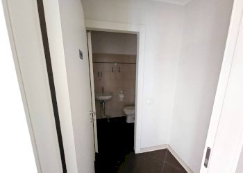 Ripostiglio - Negozio via Fratelli Rosselli, 1, Varese (zona Bobbiate) - foto 9