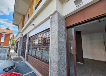 Facciata - Negozio via Fratelli Rosselli, 1, Varese (zona Bobbiate) - foto 10