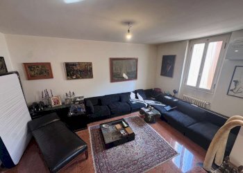 soggiorno - Appartamento via Del Monte, Bologna (zona Centro Storico) - foto 2