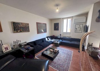 soggiorno - Appartamento via Del Monte, Bologna (zona Centro Storico) - foto 5