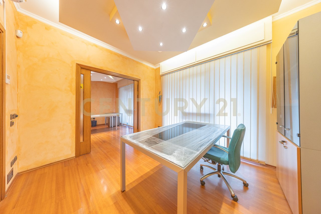 Vetrina.jpg - Ufficio Via Claudio Villa 81, Roma - foto 1