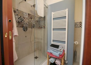 Bagno con doccia - Terraced Villa Via Somaini 3, San Fermo della Battaglia - photo 23