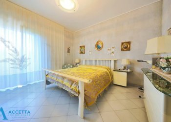 camera da letto - Appartamento Via Lago Trasimeno 27, Taranto - foto 15