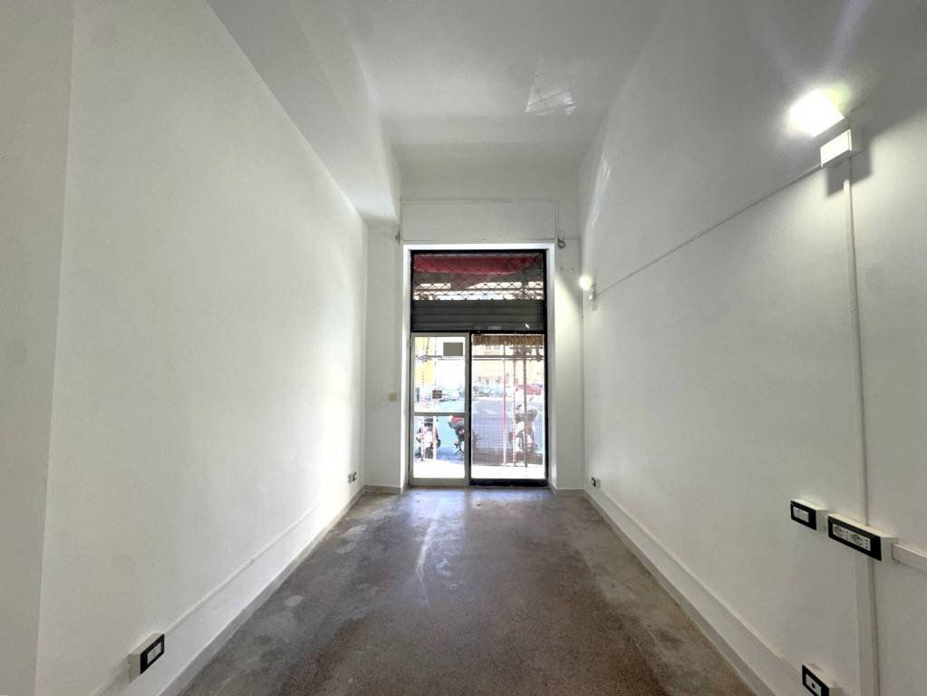 Shop via Odessa, Genova (neighborhood Foce) - photo 1