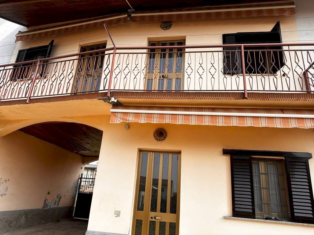 Facciata - Bilocale via Trieste, 5, Lonate Pozzolo - foto 1