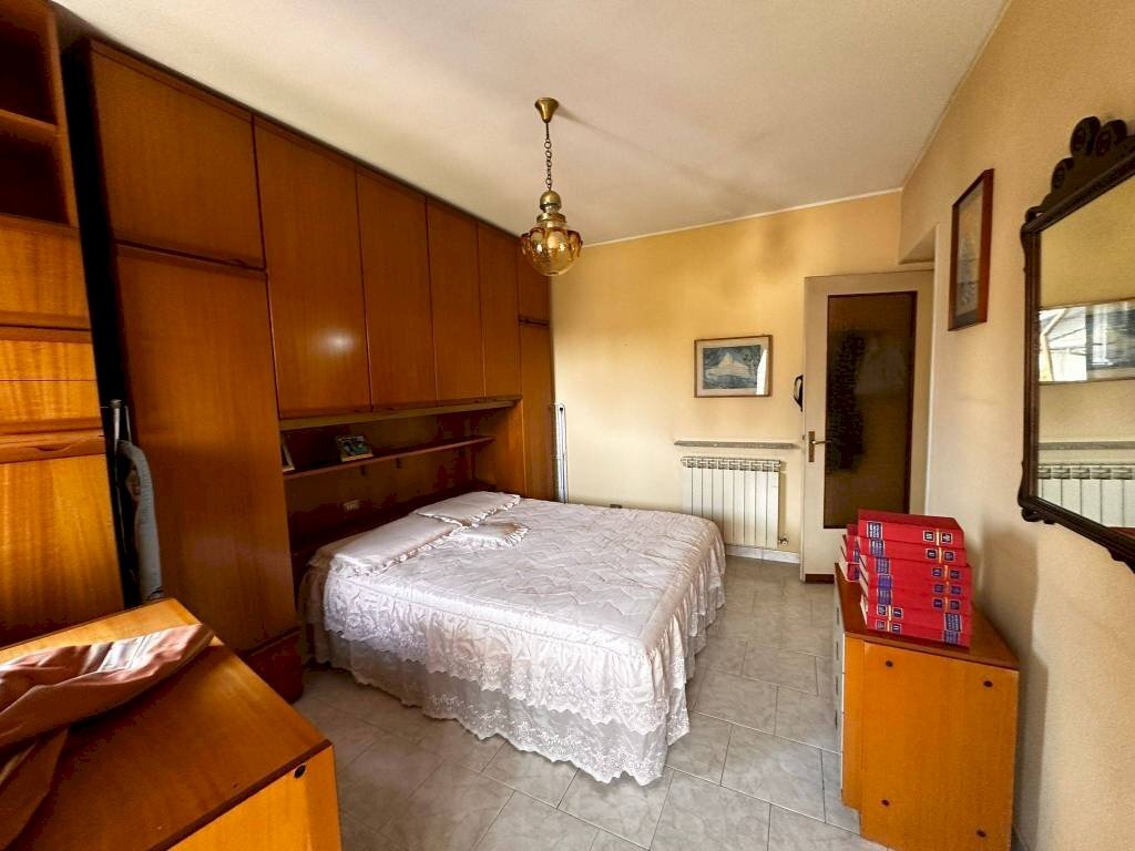 Camera da letto - Bilocale via Trieste, 5, Lonate Pozzolo - foto 3