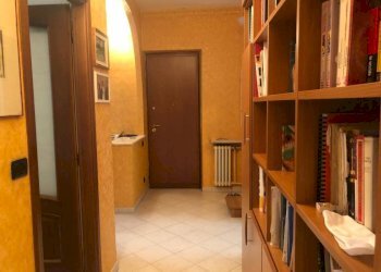 Corridoio - Four-room apartment via Montezemolo, 16, Torino (neighborhood Santa Rita) - photo 2