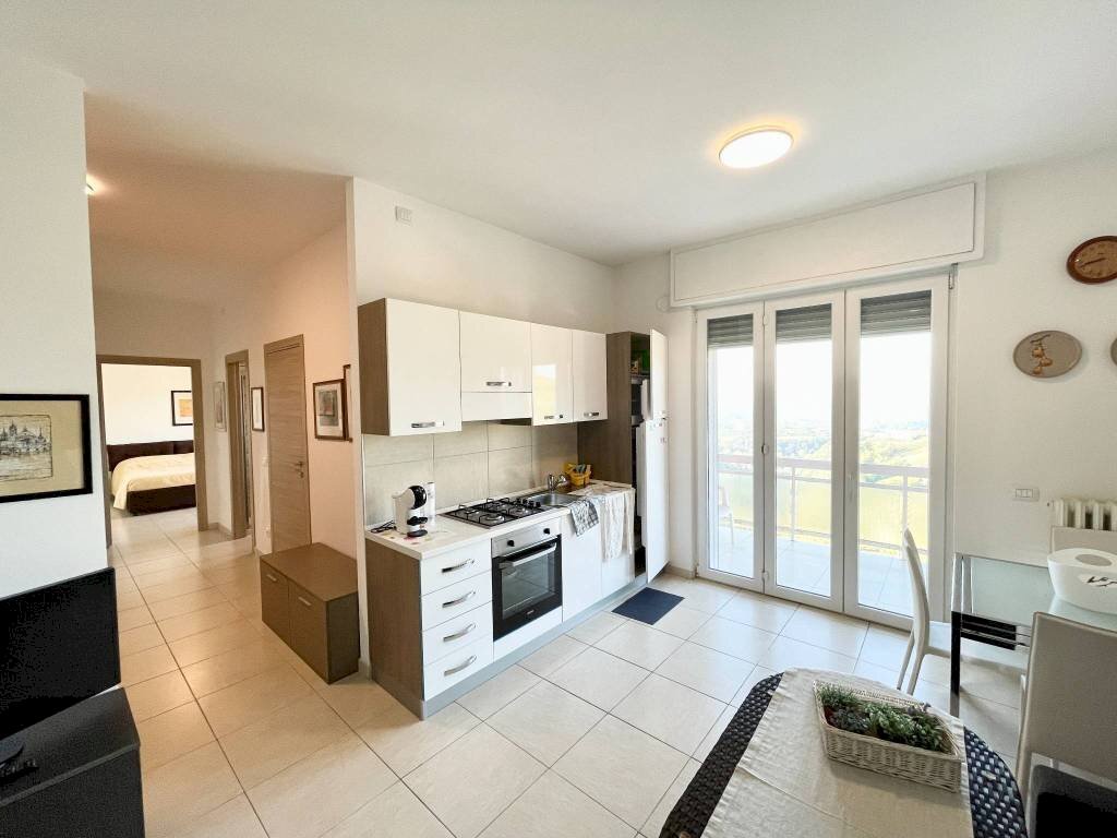 Cucina - Trilocale via Alba, 34, Monforte d'Alba - foto 2