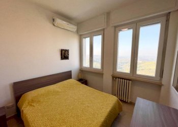 Camera da letto - Trilocale via Alba, 34, Monforte d'Alba - foto 10