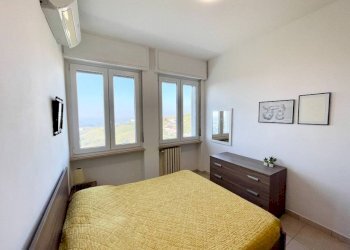 Camera da letto - Trilocale via Alba, 34, Monforte d'Alba - foto 12