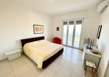 Camera da letto - Trilocale via Alba, 34, Monforte d'Alba - foto 19