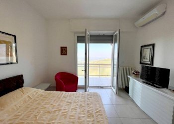 Camera da letto - Trilocale via Alba, 34, Monforte d'Alba - foto 20