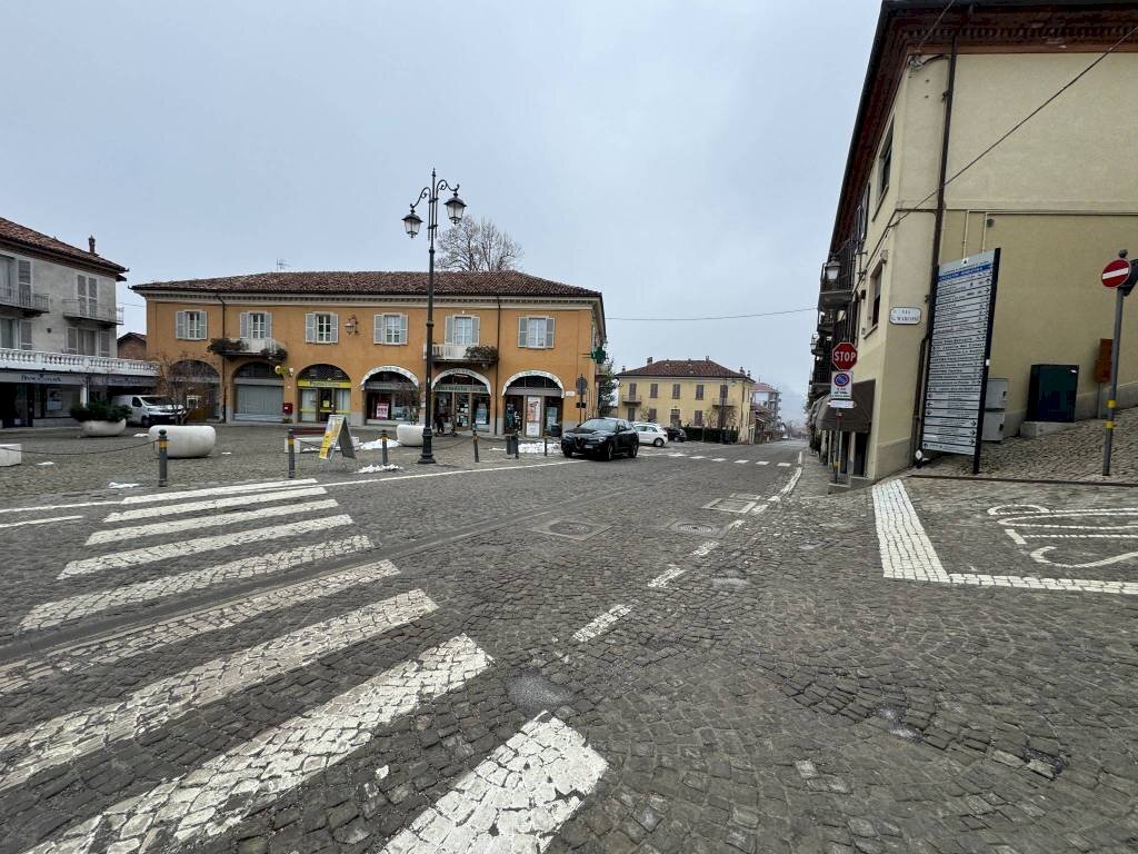 Zona - Food - Gastronomy piazza Re Umberto I, Monforte d'Alba - photo 3