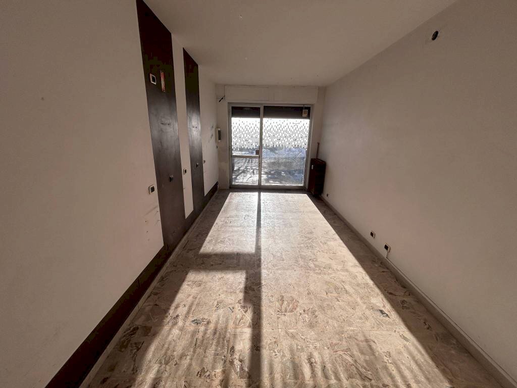 Stanza non arredata - Negozio via Madonna del Colletto, 9, Borgo San Dalmazzo - foto 2