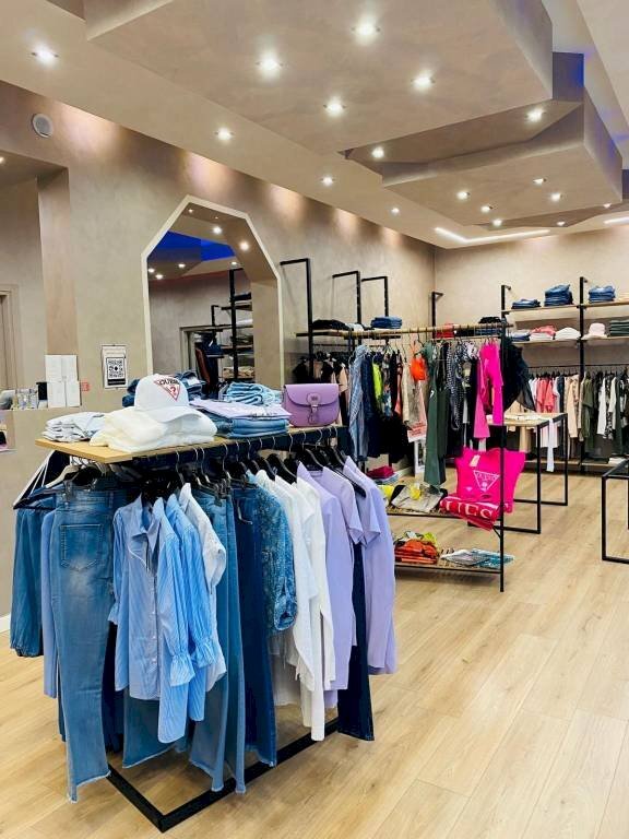 Interno non residenziale - Abbigliamento - Intimo via Monchiero, 1, Monforte d'Alba - foto 2