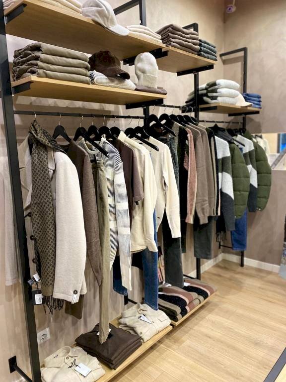 Interno non residenziale - Abbigliamento - Intimo via Monchiero, 1, Monforte d'Alba - foto 3