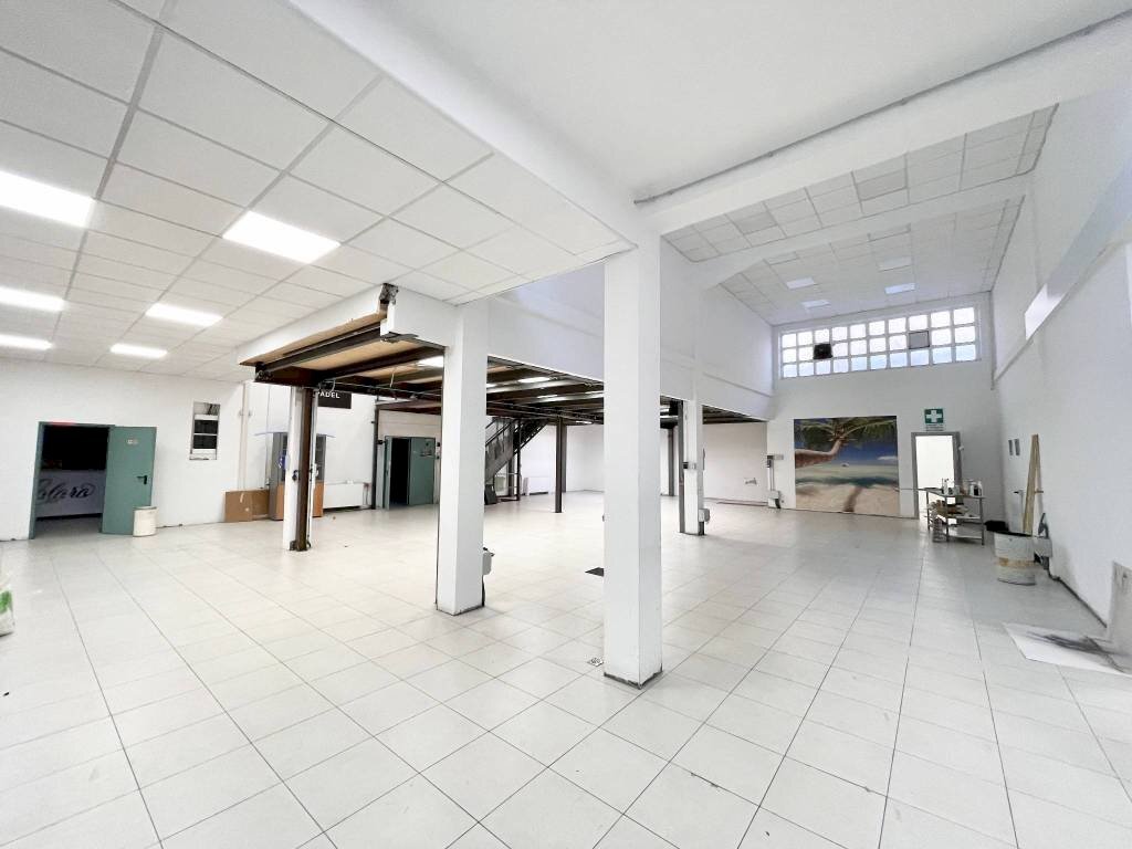 Magazzino - Negozio via Massimo d'Azeglio, 5, Cuneo (zona Centro) - foto 3