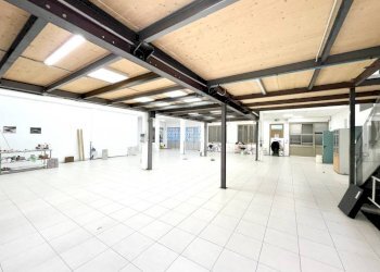 Magazzino - Shop via Massimo d'Azeglio, 5, Cuneo (neighborhood Centro) - photo 9