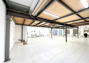 Magazzino - Negozio via Massimo d'Azeglio, 5, Cuneo (zona Centro) - foto 8