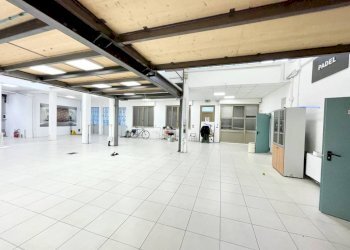 Magazzino - Shop via Massimo d'Azeglio, 5, Cuneo (neighborhood Centro) - photo 10