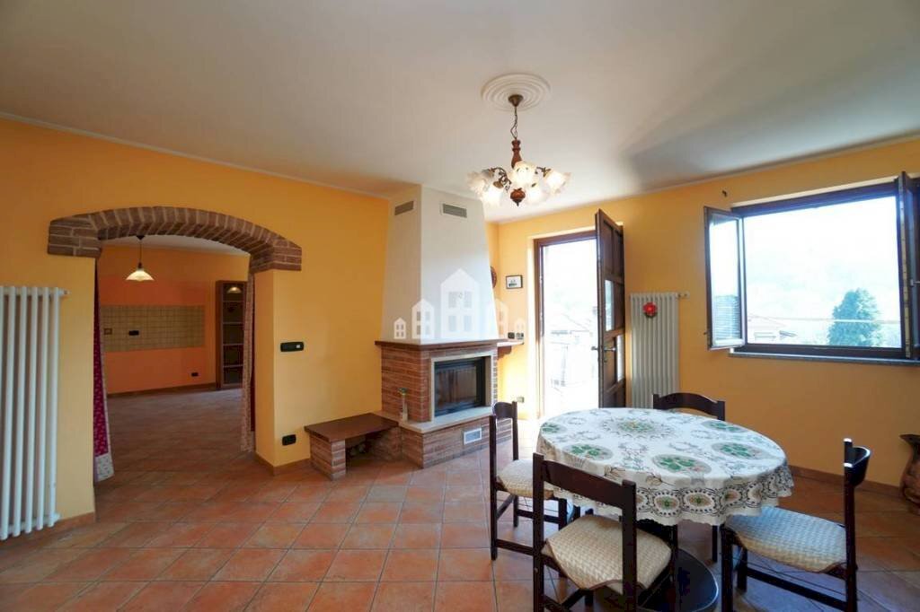 Salone - Casa indipendente Frazione Buasca, 47, San Colombano Belmonte - foto 1