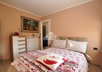 Camera da letto - Three-room apartment strada Dei Sospiri, 23, Castellamonte - photo 14