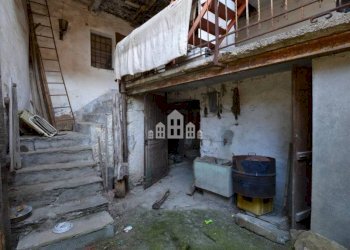 Cortile interno - Casa indipendente via Roma, 11, Issiglio - foto 4