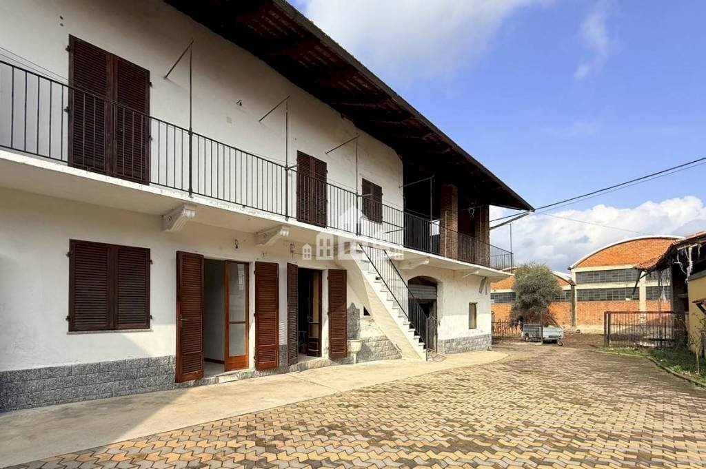 Facciata - Casa indipendente via Dell' Orco, 10, Rivarolo Canavese - foto 1