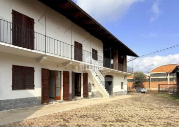 Facciata - Casa indipendente via Dell' Orco, 10, Rivarolo Canavese - foto 1