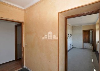 Corridoio - Appartamento via Milite Ignoto, 1, Cuorgnè - foto 9