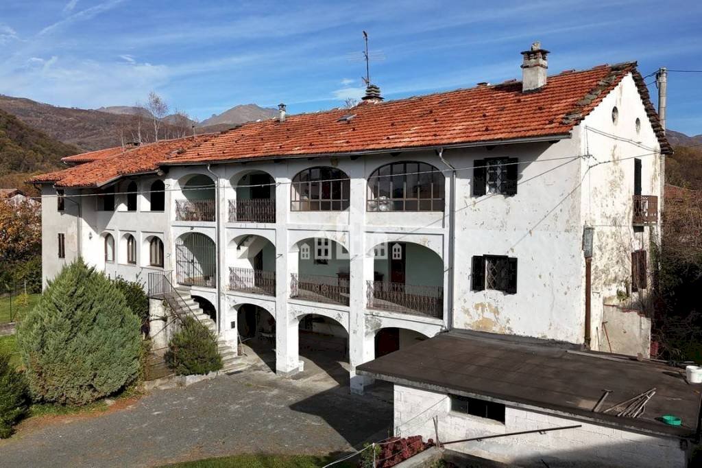 Facciata - Casa indipendente via Vittorio Emanuele II, 18, Val di Chy - foto 1
