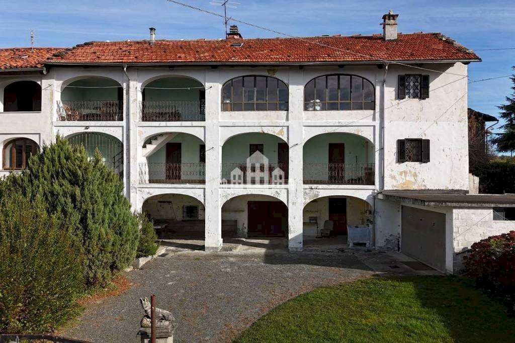 Facciata - Casa indipendente via Vittorio Emanuele II, 18, Val di Chy - foto 2
