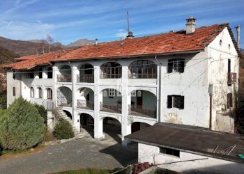 Facciata - Casa indipendente via Vittorio Emanuele II, 18, Val di Chy - foto 1