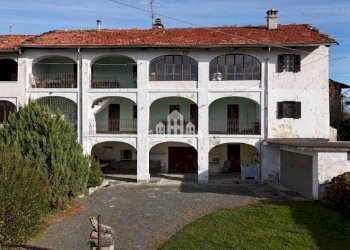 Facciata - Casa indipendente via Vittorio Emanuele II, 18, Val di Chy - foto 2