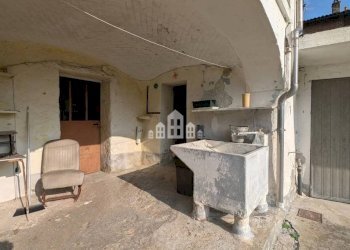Cortile interno - Casa indipendente via Vittorio Emanuele II, 18, Val di Chy - foto 7