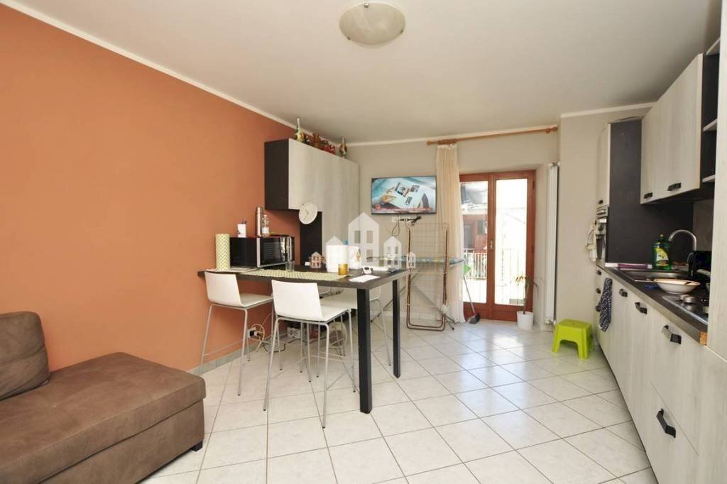 Salone - Trilocale piazza Monte Grappa, 14, Cuorgnè - foto 1