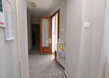 Corridoio - Trilocale piazza Monte Grappa, 14, Cuorgnè - foto 9