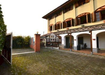 Facciata - Casa indipendente via Aosta, 42, Ivrea - foto 2