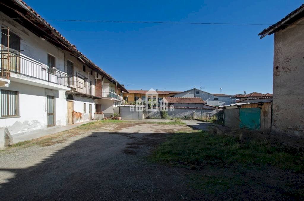 Cortile interno - Casa indipendente vicolo Vigne, 5, Rivarolo Canavese - foto 3