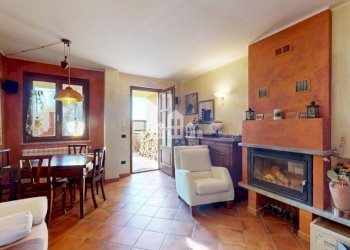 Salone - Villa a Schiera Cascina Goretta, 3, San Giorgio Canavese - foto 3