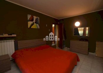 Camera da letto - Three-room apartment Località costosa, 6, Cuorgnè - photo 17
