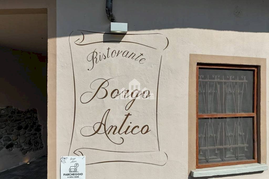 Facciata - Negozio piazza VII Martiri, 6, Candia Canavese - foto 2