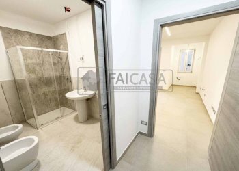 Bagno - Bilocale via Abate Pietro Chanoux, 12/17, Torino (zona Pozzo Strada) - foto 8