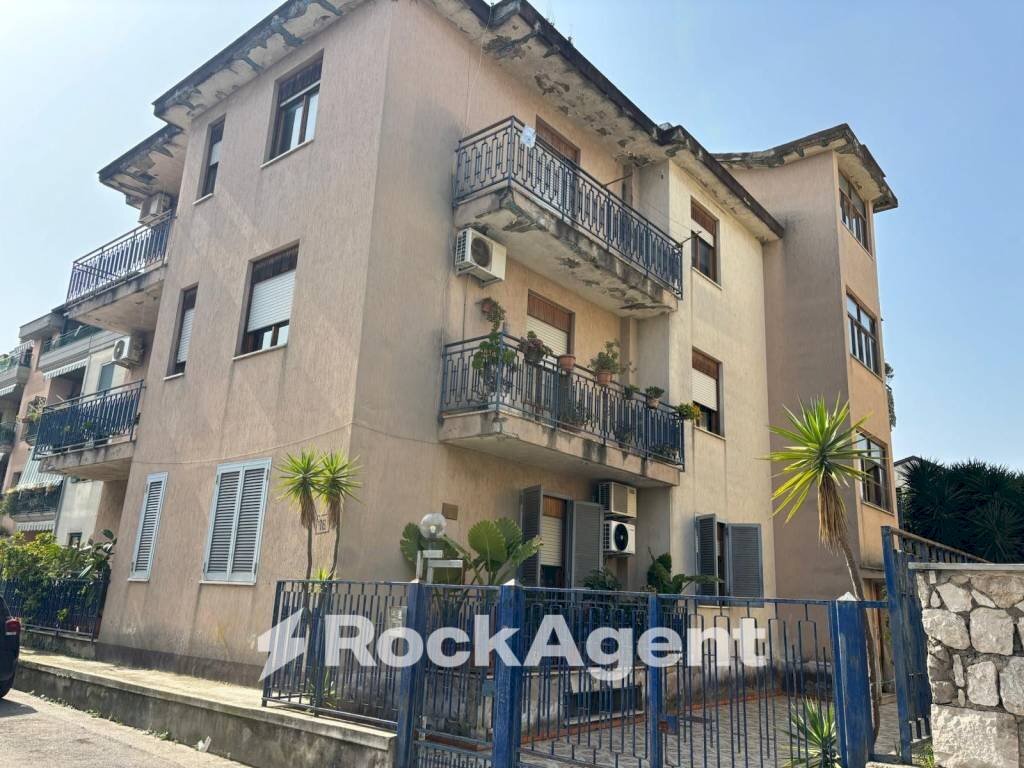 Facciata - Appartamento via Provinciale Teverola Casaluce, Casaluce - foto 2