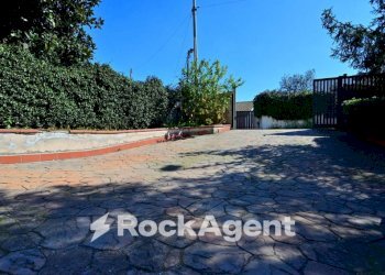 Cortile interno - Villa via del Colle, 22, Aprilia - foto 4