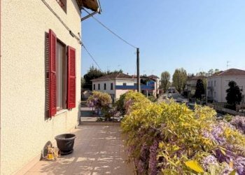 Independent house Medesano - photo 1