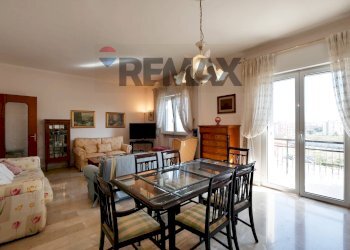 Sala da pranzo - Quadrilocale Via Giovanni Amendola
 
145, Bari - foto 6